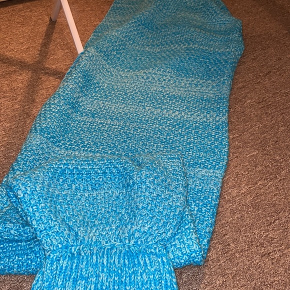 Blue Crochet Style Mermaid Blanket 🧜‍♀️ - Picture 2 of 3